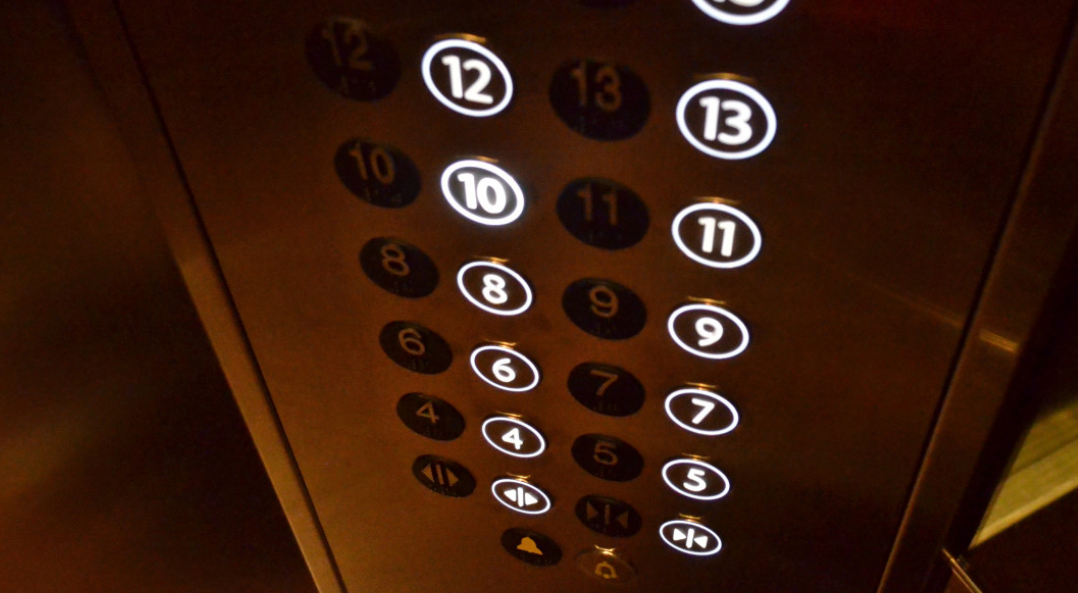 В Мурманске в 14 домах до конца года установят 23 новых лифта