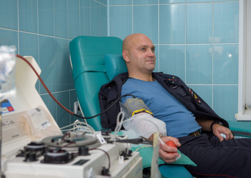 В Заполярье полицейские приняли участие в «Дне донора» и сдали кровь