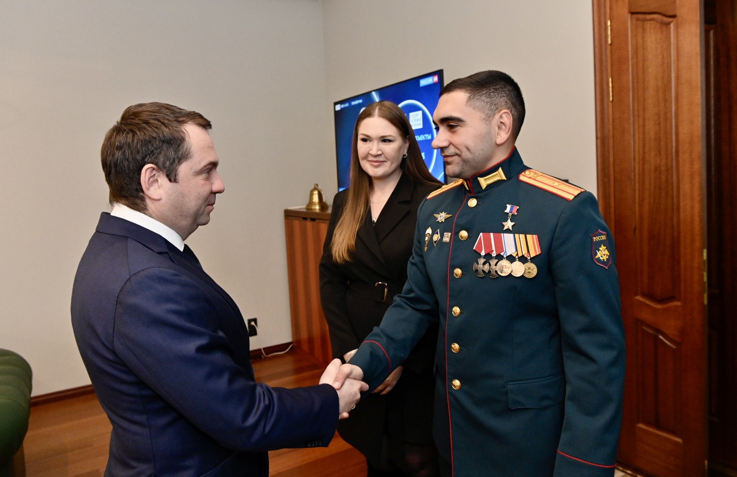 Губернатор Андрей Чибис встретился с Героем России Тимуром Дудкиным и поблагодарил его за службу