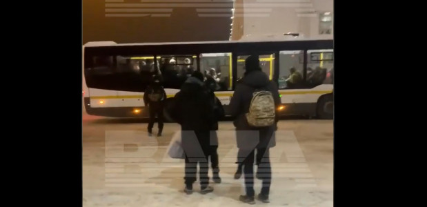 Полиция нагрянула на склад Wildberries в Подмосковье — cиловики раздают повестки, набили целый автобус мигрантов, везут в военкомат