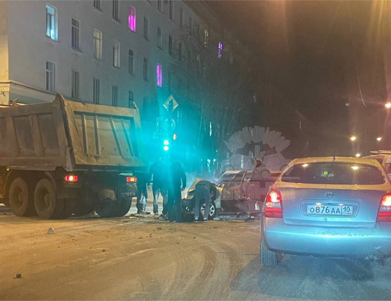 В Мурманске столкнулись легковушка и грузовик