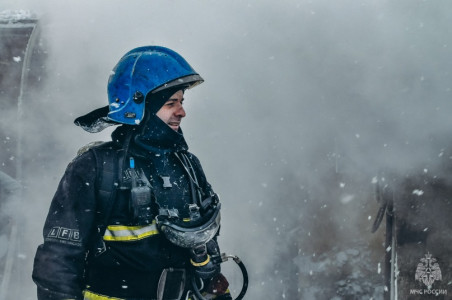 Из горящей многоэтажки в Мурманске пожарные спасли 12 человек