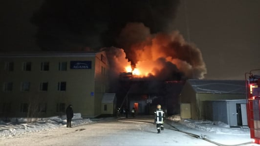 Огнеборцы справились с пожаром на причале Трех Ручьев в Мурманске