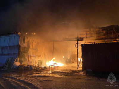 Прокуратура взяла на контроль установление причин крупного пожара в Мурманске