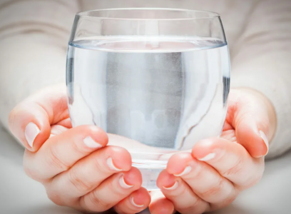 Смертельно опасно: врачи впервые назвали риски чрезмерного употребления воды — эксперты PNAS развеяли мифы о 2,5−3 литрах воды в сутки