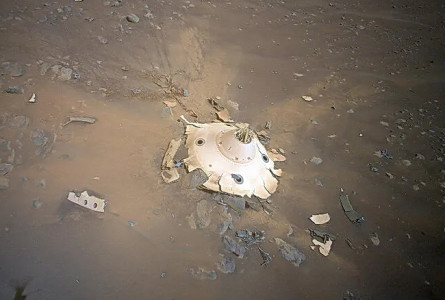 Тут кто-то был: В NASA опубликовали фото обломков космического корабля, обнаруженных на Марсе