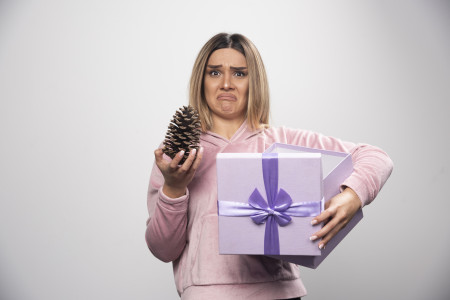 Верный способ испоганить праздник: эксперты назвали самые неудачные новогодние подарки