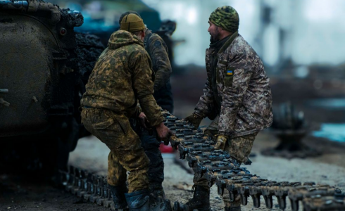 С мученическим выражением лица: Украина сдержанно приняла последний пакет помощи от США