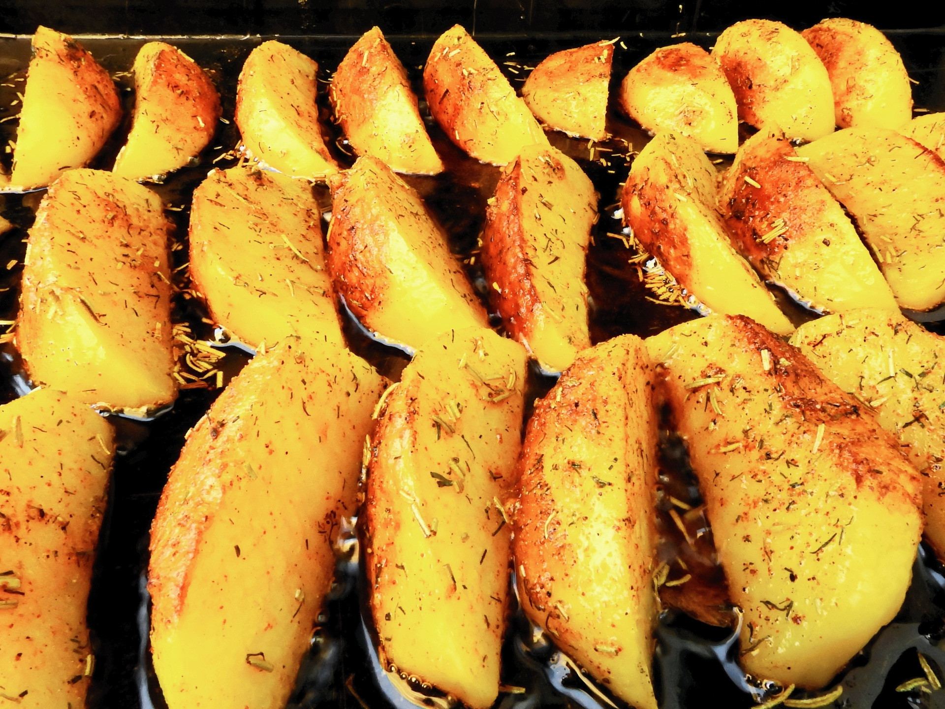 Сколько времени запекать картофель в духовке. Картофель на гриле. Картошка на мангале. Картошка на грильнице. Картошка на барбекюшнице.