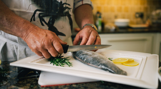 Эти простые продукты отобьют запах рыбы с рук и поверхностей: хитрые хозяйки используют три проверенных метода — результат мгновенный