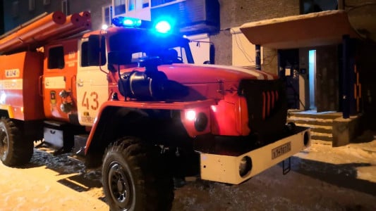 В Оленегорске пожарные выломали дверь квартиры, чтобы спасти человека