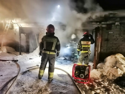 В Апатитах из-за пожара в гараже едва не сгорели соседние постройки