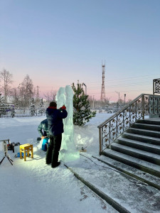 Известные скульпторы создают особый подарок для храма города Апатиты к Рождеству