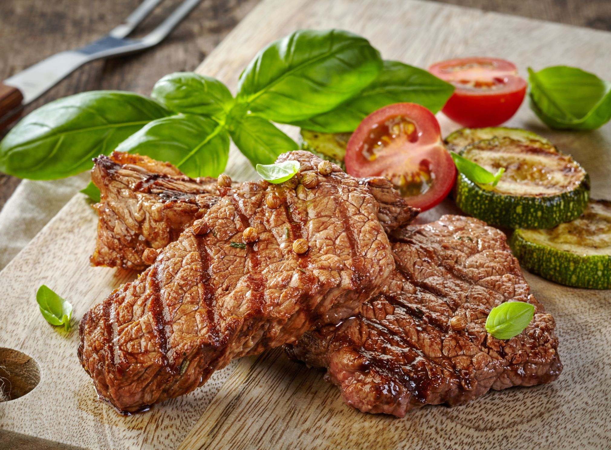 Sirloin steak. Жареное мясо. Мясо на гриле. Кусок жареного мяса. Мясо стейк.