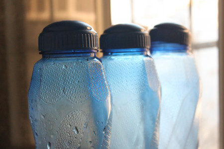 «Это нас буквально убивает»: ученые рассказали, какую опасность представляет вода в пластиковых бутылках — все страшнее, чем предполагалось ранее