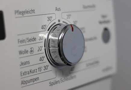 Устранит запах и улучшит отток воды: как почистить секретный отсек в стиральной машине — необходимо делать это регулярно