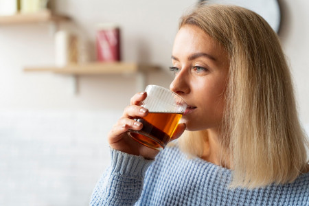 Посадите не только почки: Врачи назвали два негативных последствия от употребления чая — когда есть риски для здоровья