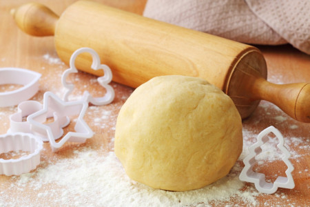 Подходит для пирогов, печенья и тарталеток: приготовьте песочное тесто с этим простым ингредиентом — вкус станет по-настоящему особенным