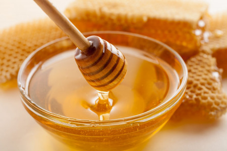 Снимает воспаления, жар и головную боль: врач назвала самый полезный мёд, который нужно есть каждому — больше никаких таблеток