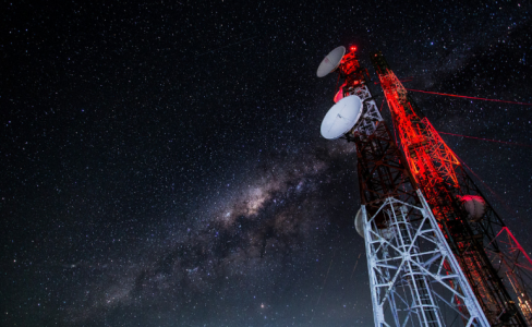 «Скорпион на связи»: «Хаббл» рассмотрел галактику, из которой до Земли долетели мощные радиосигналы — увиденное взбудоражило астрономов