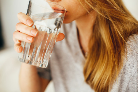 Эти ошибки могут стоить здоровья: врач рассказал, как нельзя пить воду — так поступает каждый человек