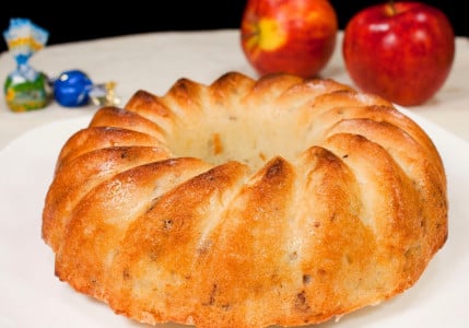 Все подумают, что это — шарлотка: делаем быстрый пирог с яблочным джемом — фантастический рецепт заливной выпечки