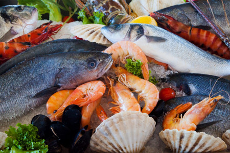 «Не только по запаху»: шеф-повар раскрыл секрет, как распознать протухшую рыбу — хватит покупать несвежие продукты