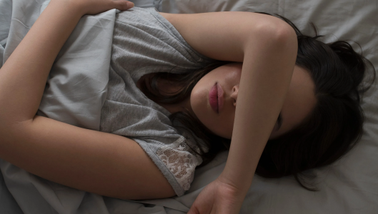 Многие делают это во время сна: Названа неожиданная причина постоянной усталости и заболеваний десен