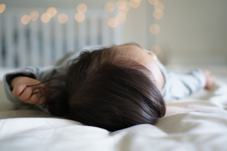 Ни месяцем меньше: эксперт рассказал, с какого возраста ребенка нужно отучать спать с родителями