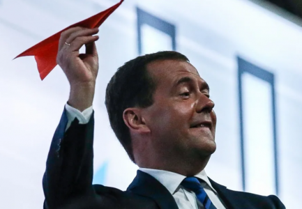 «Дунул двойную дозу»: Медведев высказался о законе Зеленского, которым он обозначил российские территории, где живут украинцы