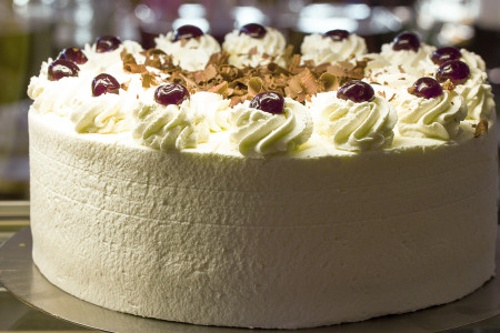 Небывалое вкусовое блаженство: универсальный сметанный крем для любого торта — хитрости, известные единицам