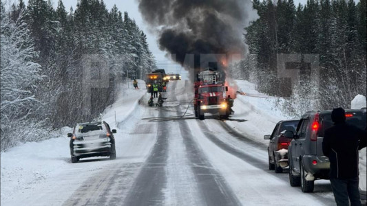 На трассе под Оленегорском почти полностью выгорела снегоуборочная машина
