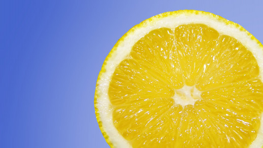 «Именно так и никак иначе»: врачи назвали условие, при котором лимон поможет вылечить простуду — иммунитет повысит моментально