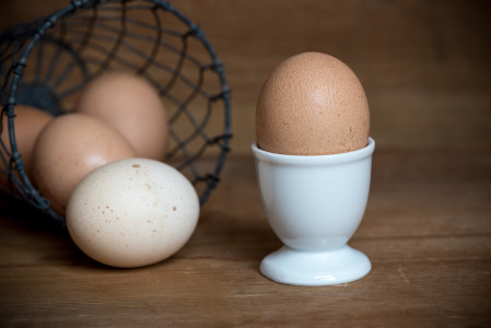 Белые или коричневые: есть ли разница между куриными яйцами и какие полезнее — узнали и делимся