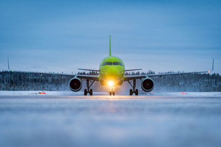 Самолет, летевший из Петербурга в Мурманск, не смог приземлиться из-за метели