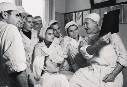 Советские врачи ошибались: эндокринолог Павлова призвала бросить привычку пить кефир на ночь — она опасна