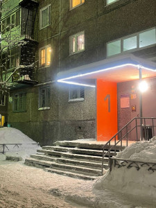 Дома в Первомайском округе Мурманска украшают светодиодной подсветкой