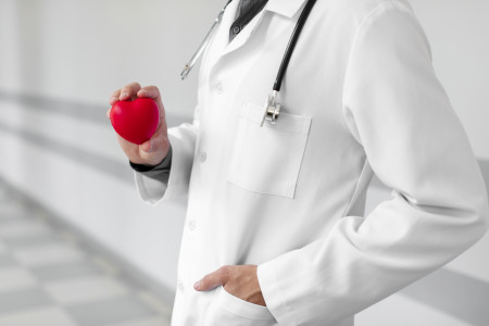 Этого вы точно не знали: врач назвал неочевидный симптом, который может указывать на серьёзные проблемы с сердцем