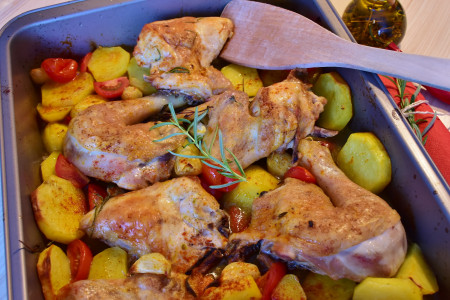 Сочное блюдо для гурманов: как потушить курицу с овощами, чтобы удивить домочадцев — запищат от удовольствия
