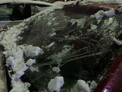 Упавший с крыш снег помял несколько мурманских авто — ремонт влетит в копеечку
