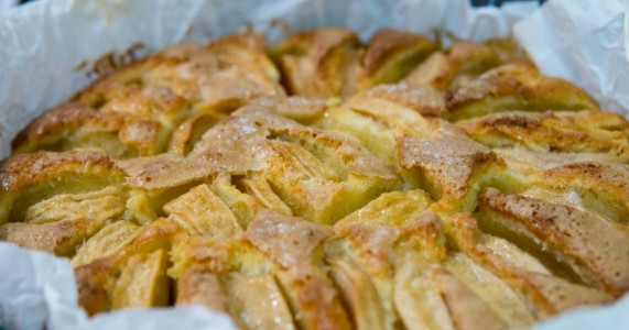 Из чашки молока и пары яблок: печем простой итальянский пирог — пышность зашкаливает, а тортам дает 100 очков вперед
