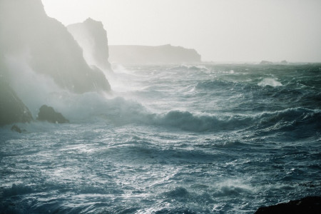 Штормовое предупреждение: на мурманском берегу волны высотой до восьми метров