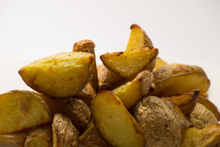 Запеченный картофель станет в 100 раз вкуснее: блюдо будет поджаристым снаружи и нежным внутри — сметут за две минуты