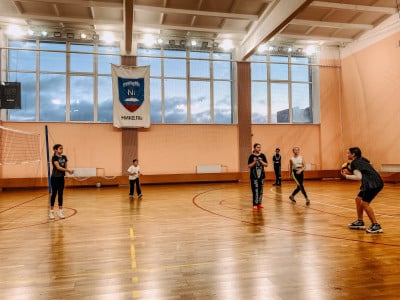 В Никеле прошли соревнования по мини-волейболу среди школьников