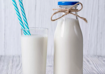 Встречается у многих: Почему молоко нельзя хранить в дверцах холодильника — вкусной выпечки не будет