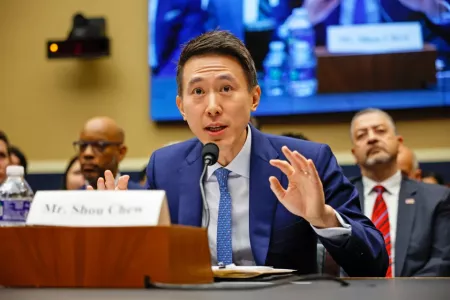 «Вы — китаец?»: Американский сенатор завалил главу TikTok Шу Чу глупыми вопросами и насмешил весь мир