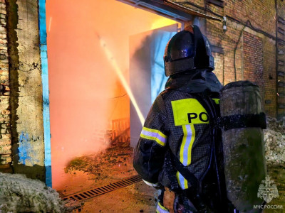 Прокуратура занялась расследованием пожара в рыбном цеху в Мурманске