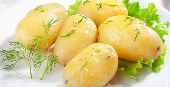 Картошка получится невероятно ароматной: Соседи придут на ужин без приглашения — добавим всего один продукт при варке