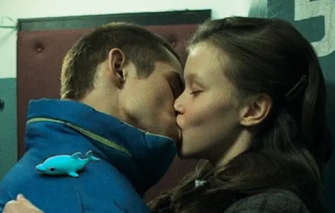«С первого дубля не вышло»: Звезда сериала «Слово пацана» Минекаев сделал заявление о поцелуе с Пересильд — что он чувствовал в этот момент