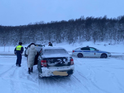 Госавтоинспекторы помогли северянам вытащить авто из снежных сугробов
